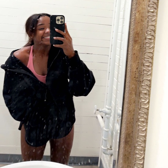 Meet your Posher, Alyssa - Picture 2 of 2